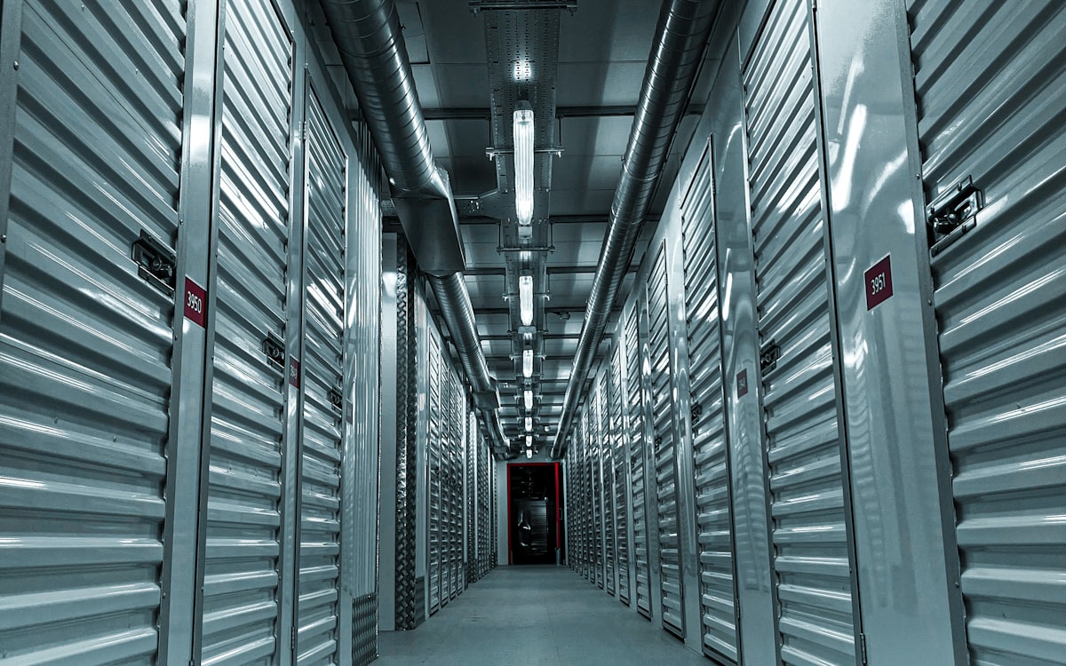 Insulated cold-room corridor